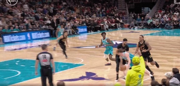 回手掏？克尼佩尔突破附加动作打到小南斯 被吹技术犯规