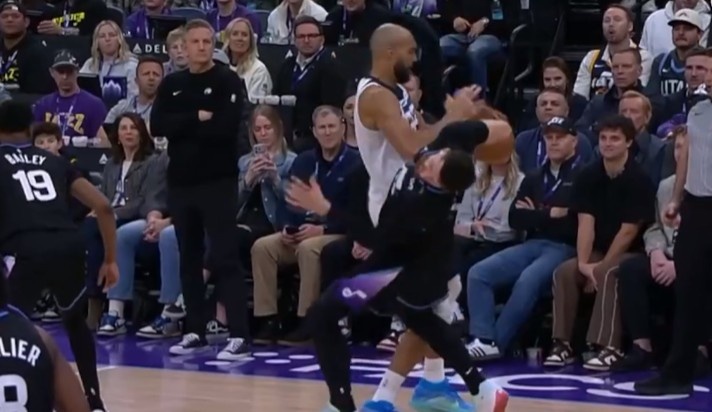 开云登录入口-搞心态！努尔基奇贴防小手乱扫领防守犯规 戈贝尔一个肘击吃T