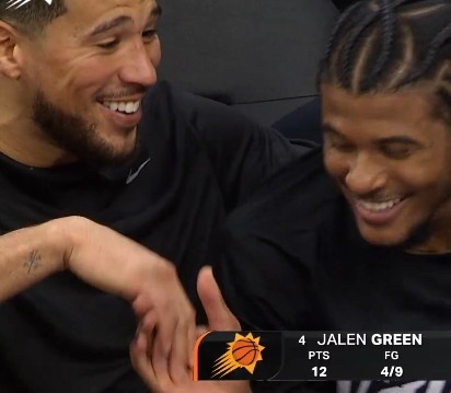 开云登录入口-终于等到你！布克在板凳席给杰伦·格林捏肩膀 两人有说有笑